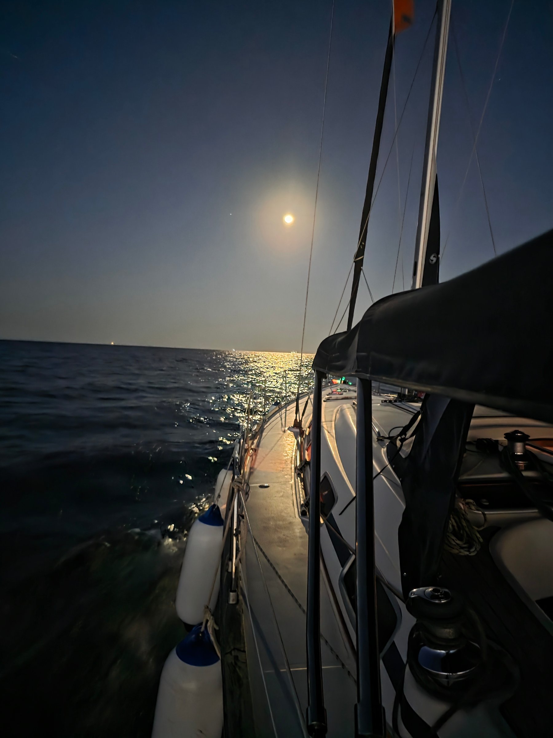 Navigam pe lumina lunii