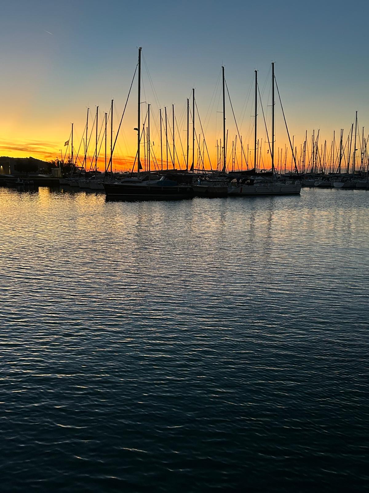 Soarele apune peste Izola...