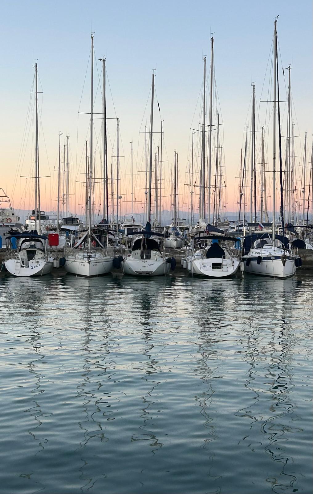 Se lasă seara peste Izola.
